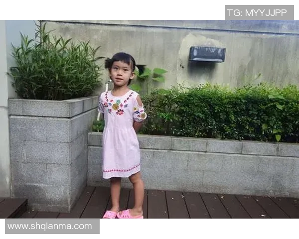 怀旧之旅回顾曾经的足球明星海报与他们的辉煌岁月